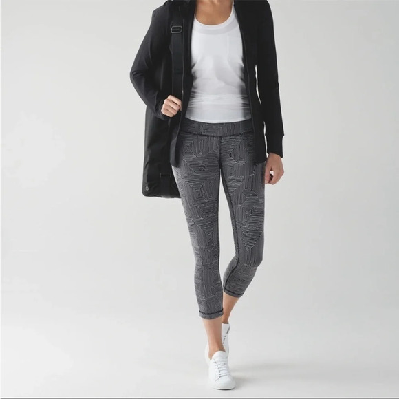 Lululemon Black White Jacquard Maze Wunder Under Crop II Leggings Size 4 - Picture 12 of 12